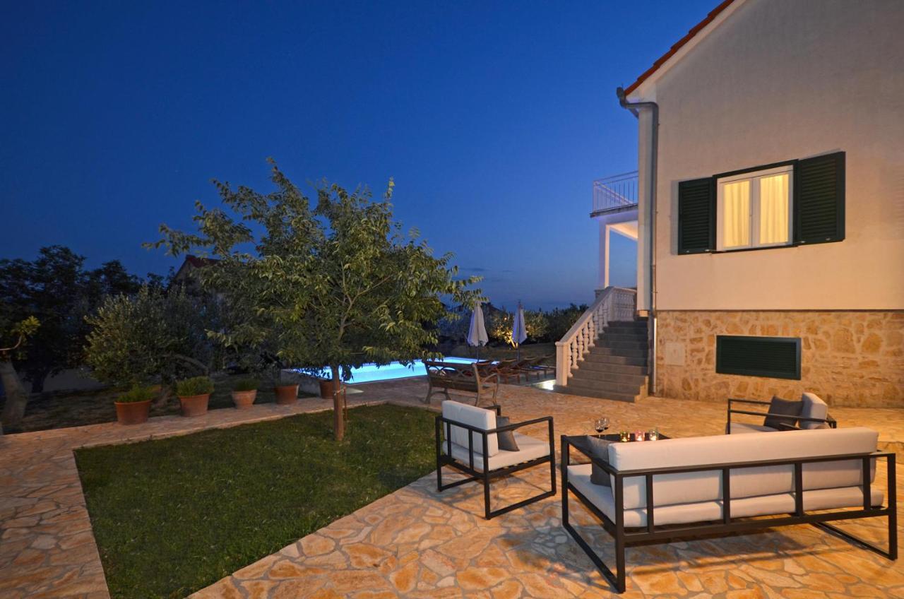 Holiday Home Nevera Kaštela Екстериор снимка