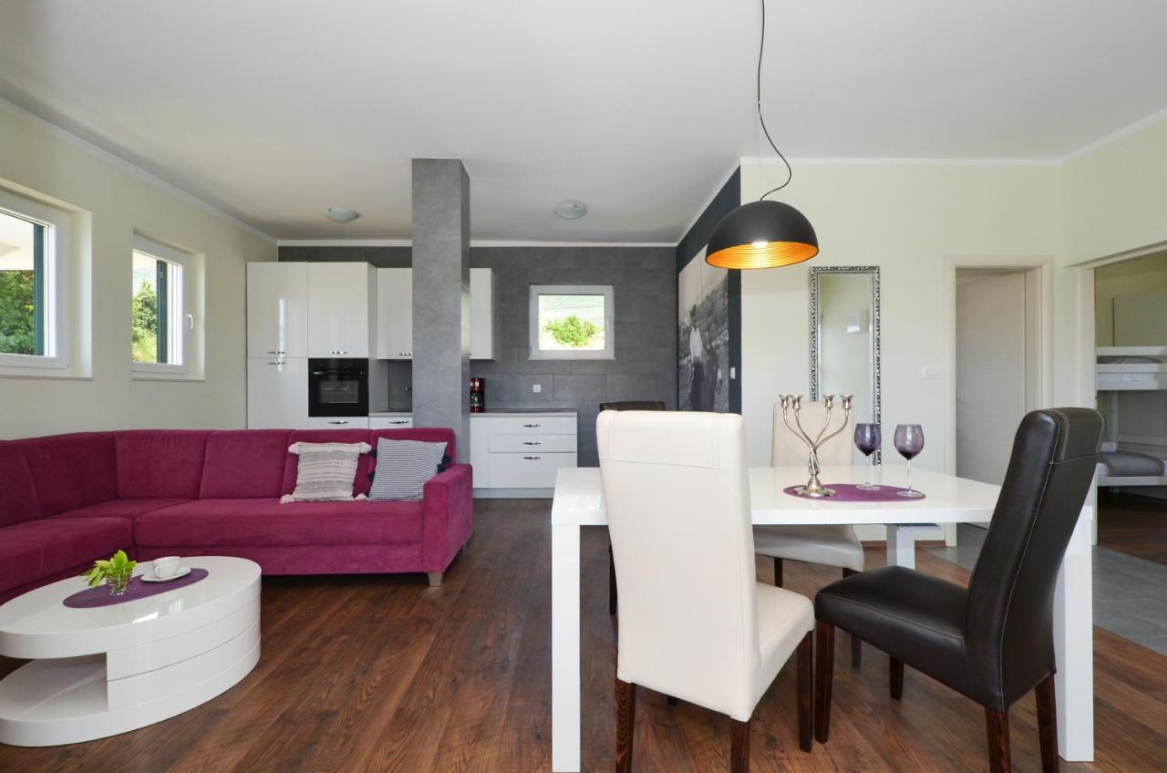 Holiday Home Nevera Kaštela Екстериор снимка