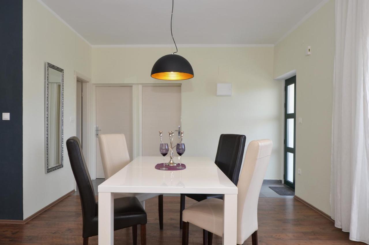 Holiday Home Nevera Kaštela Екстериор снимка