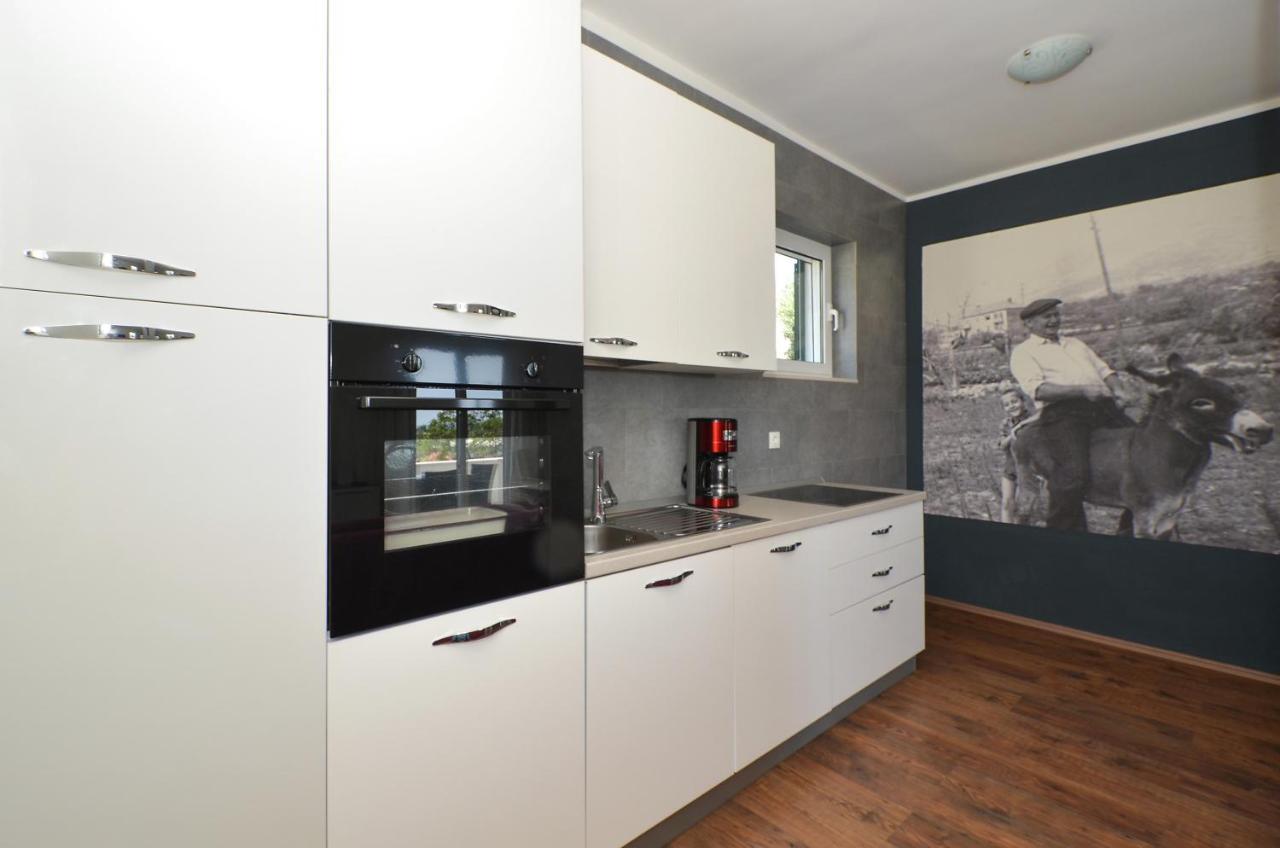 Holiday Home Nevera Kaštela Екстериор снимка